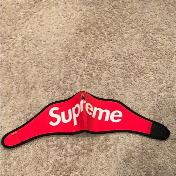 Supreme facemask logo